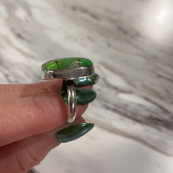 Sterling silver green stone ring size 6.25” - Picture 3 of 4